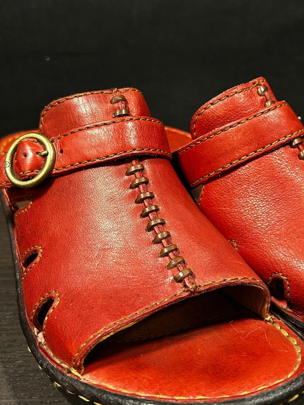 b.o.c. by Børn Red Leather Buckle Mule Sandals | Women’s 9 / EU 40.5